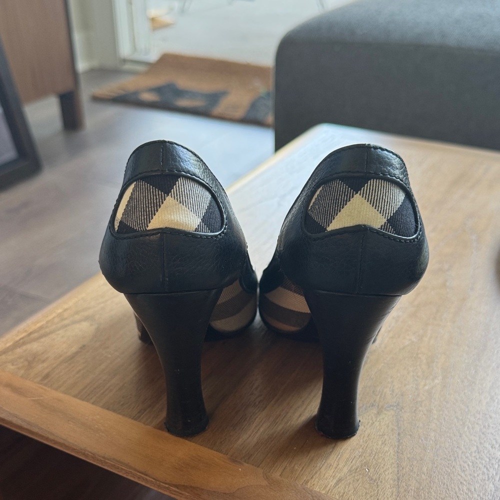 Authentic Burberry Classic Black and Tan Women's High Heel Pumps - Picture 12 of 15